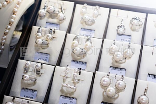 零售黃金商店中的珍珠珠寶 展現優雅與價值